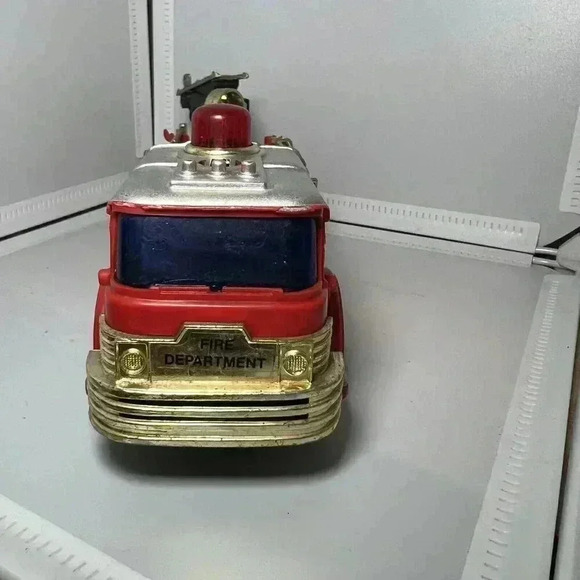 New Bright 1980 Battery Operated Fire Engine Bump N Go Action Works Tested - Picture 11 of 13